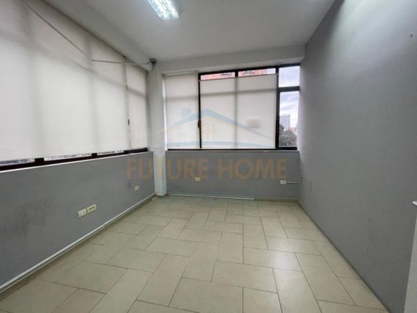 Tirane, jepet me qera ambjent biznesi Kati 1, 350 m² 3.500 € (Rruga Pjetër Budi)