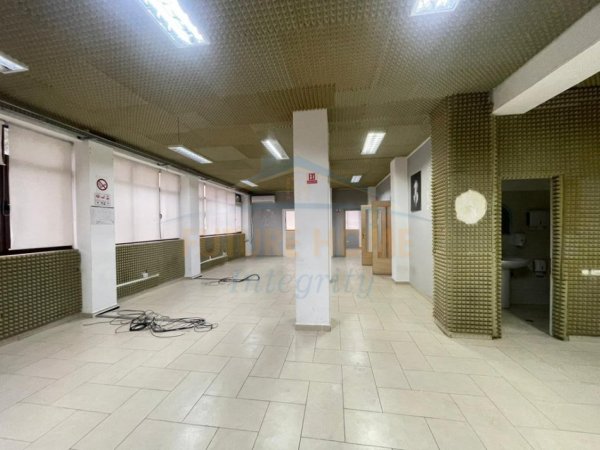 Tirane, jepet me qera ambjent biznesi Kati 1, 350 m² 3.500 € (Rruga Pjetër Budi)