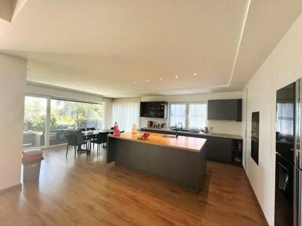 Tirane, jepet me qera apartament 2 Katshe , 285 m² 3.500 €