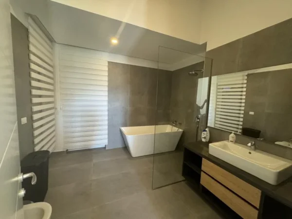 Tirane, jepet me qera apartament 2 Katshe , 285 m² 3.500 €