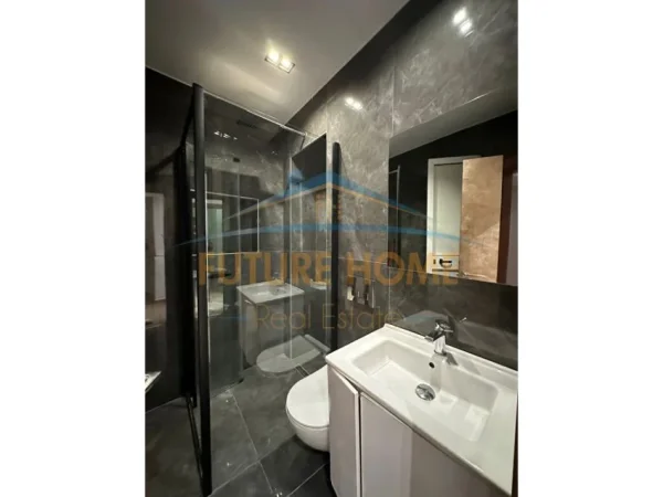 Tirane, jepet me qera ambjent biznesi Kati 1, 100 m² 1.300 € (Petronini)