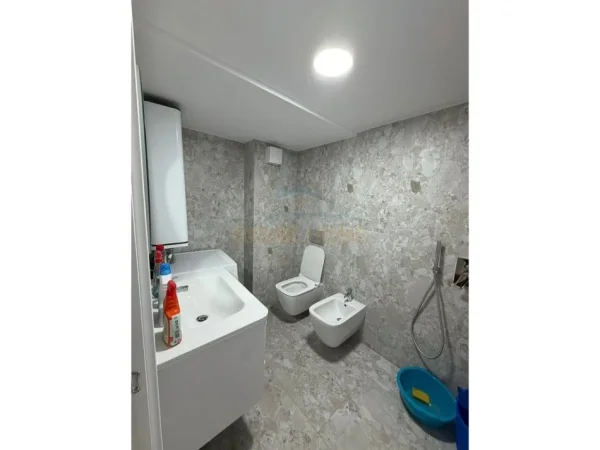 Tirane, jepet me qera apartament 2+1+Ballkon Kati 0, 100 m² 700 € (Spitali Amerikan)