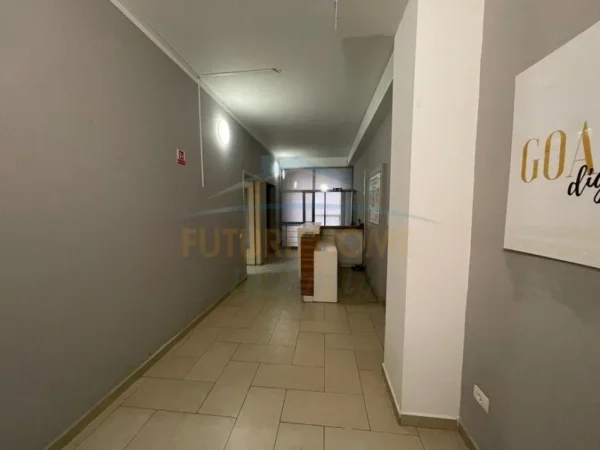 Tirane, jepet me qera ambjent biznesi Kati 1, 350 m² 3.500 € (Rruga e Elbasanit)