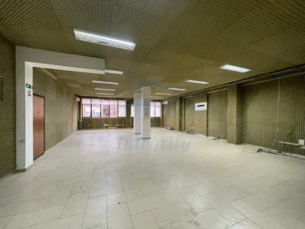 Tirane, jepet me qera ambjent biznesi Kati 1, 350 m² 3.500 € (Rruga e Elbasanit)