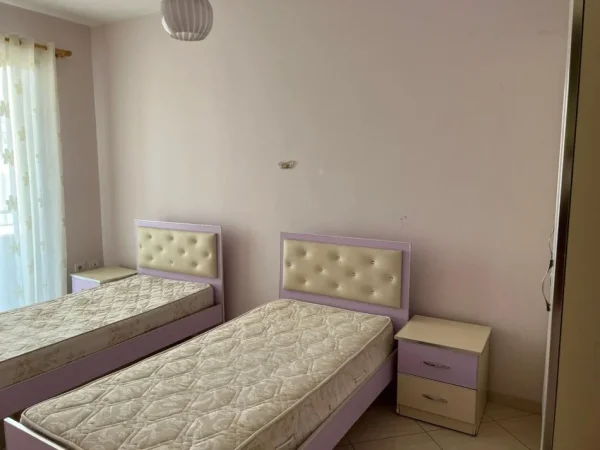 Tirane, ndarje qeraje me vajze apartament 2+1+Ballkon Kati 8, 91 m² 10.000 leke (Tom Plezha)