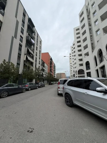 Tirane, jepet me qera dyqan Kati 0, 300 m² 5.000 € (Unaza e Re)