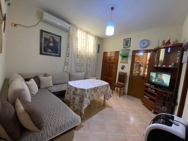 Tirane, jepet me qera apartament 2+1+Ballkon Kati 0, 80 m² (Ministrisa e Drejtësisë)