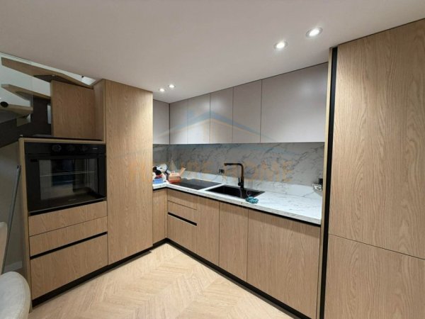 Tirane, jepet me qera apartament Dublex Kati 1, 67 m² 700 € (Pallati me Shigjeta)