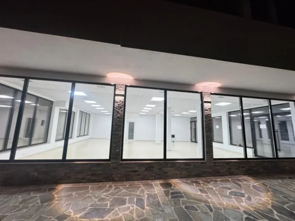 Tirane, jepet me qera ambjent biznesi Kati 0, 125 m² 1.500 € (Rr. Gjon Simoni, Kodra e Priftit)