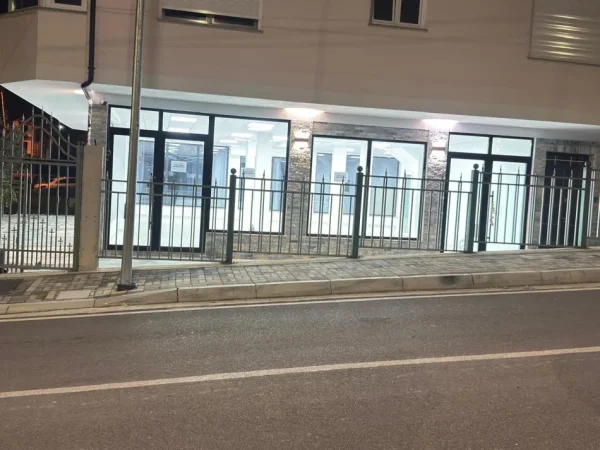 Tirane, jepet me qera ambjent biznesi Kati 0, 125 m² 1.500 € (Rr. Gjon Simoni, Kodra e Priftit)