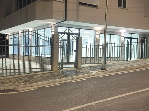 Tirane, jepet me qera ambjent biznesi Kati 0, 125 m² 1.500 € (Rr. Gjon Simoni, Kodra e Priftit)