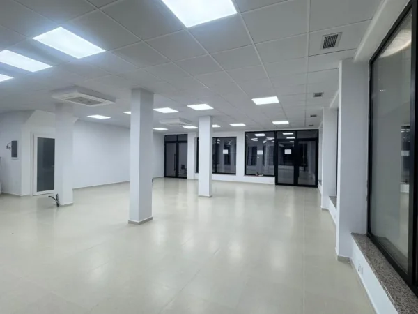 Tirane, jepet me qera ambjent biznesi Kati 0, 125 m² 1.500 € (Rr. Gjon Simoni, Kodra e Priftit)