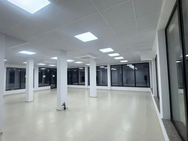 Tirane, jepet me qera ambjent biznesi Kati 0, 125 m² 1.500 € (Rr. Gjon Simoni, Kodra e Priftit)