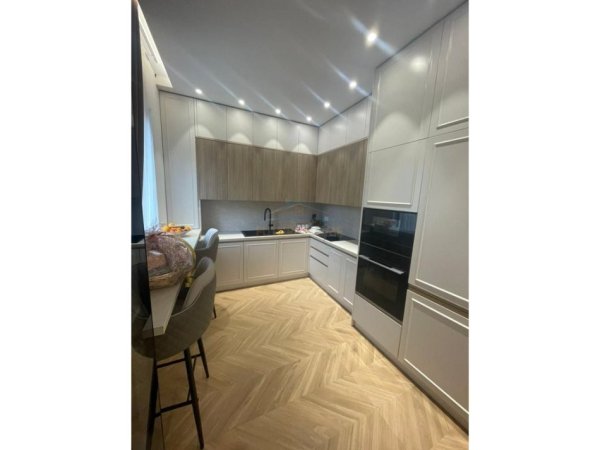 Tirane, jepet me qera Vile Kati 0, 225 m² 4.000 € 