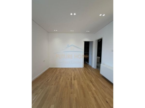 Tirane, jepet me qera Vile Kati 0, 300 m² 3.000 € 