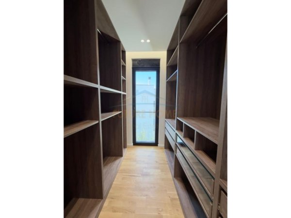 Tirane, jepet me qera Vile Kati 0, 300 m² 3.000 € 