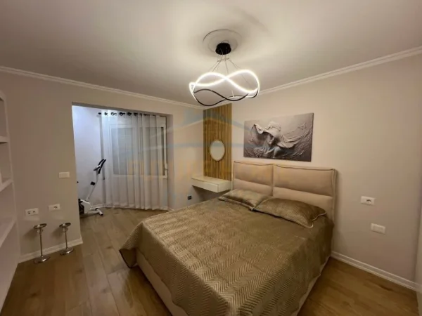 Tirane, jepet me qera apartament 2+1+Ballkon Kati 5, 81 m² 550 € (Oxhaku)
