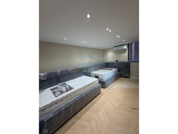 Tirane, jepet me qera apartament duplex Kati 1, 57 m² 700 €