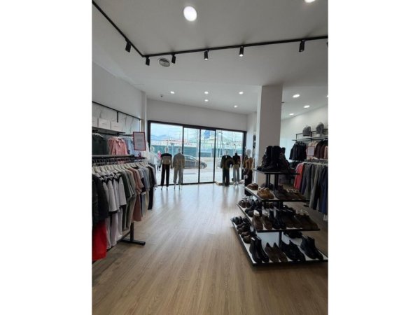 Tirane, jepet me qera ambjent biznesi Kati 0, 134 m² 3.000 € 