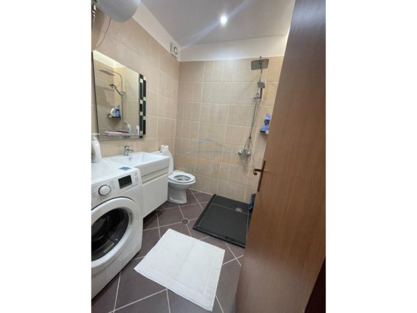 Tirane, jepet me qera apartament 2+1+Ballkon Kati 7, 95 m² 700 € (Unaza e Re)