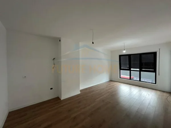 Tirane, jepet me qera apartament 2+1+Ballkon Kati 1, 77 m² 800 € (Komua Parisit)