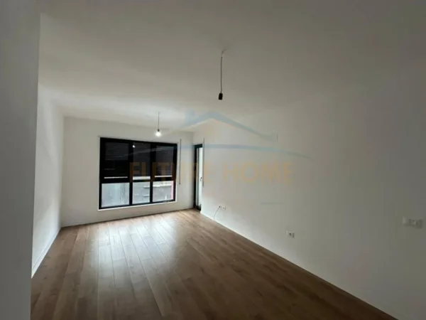 Tirane, jepet me qera apartament 2+1+Ballkon Kati 1, 77 m² 800 € (Komua Parisit)