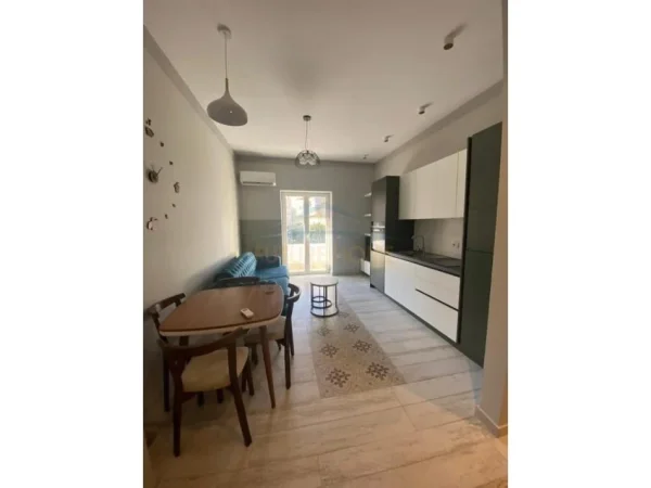 Tirane, jepet me qera apartament 1+1+Ballkon Kati 2, 65 m² 700 € (Rruga e Durresit)