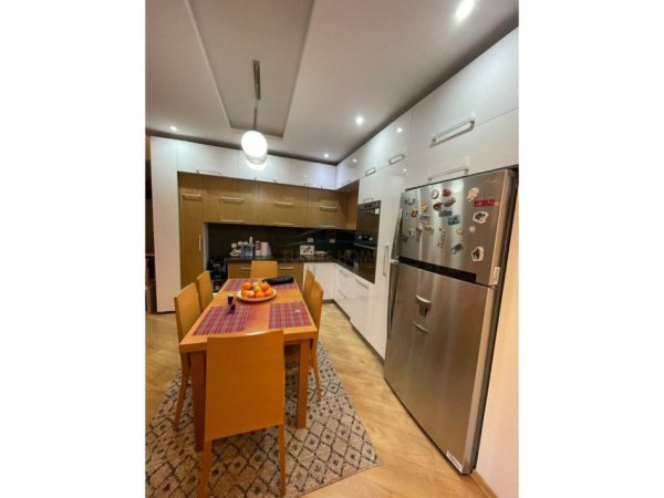 Tirane, shitet apartament 2+1+Ballkon Kati 2, 100 m² 255.000 € (Liqeni Thate)