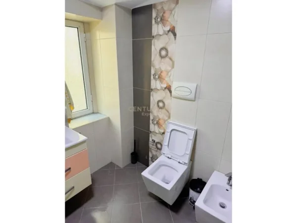 Tirane, jepet me qera apartament 1+1+Ballkon Kati 3, 76 m² 800 € (bulevardi zogu I sheshi skenderbe)