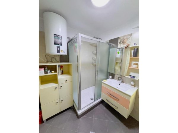 Tirane, jepet me qera apartament 1+1+Ballkon Kati 3, 76 m² 800 € (bulevardi zogu I sheshi skenderbe)