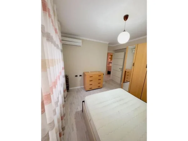Tirane, jepet me qera apartament 1+1+Ballkon Kati 3, 76 m² 800 € (bulevardi zogu I sheshi skenderbe)