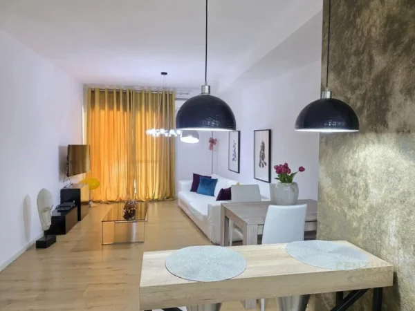 Tirane, jepet me qera apartament 2+1+Ballkon Kati 3, 99 m² 800 € (delijorgji)