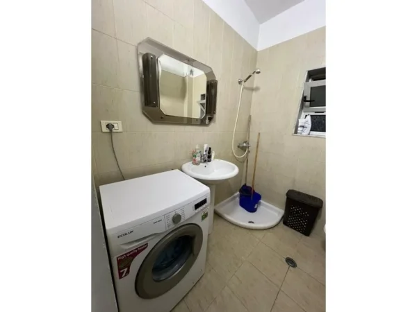 Tirane, jepet me qera apartament 1+1 Kati 4, 63 m² 600 € (lulishte 1 maji rr. njazi demi)