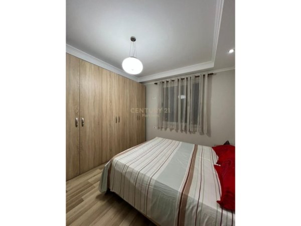 Tirane, jepet me qera apartament 1+1 Kati 4, 63 m² 600 € (lulishte 1 maji rr. njazi demi)