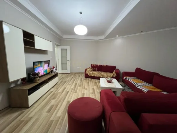 Tirane, jepet me qera apartament 1+1 Kati 4, 63 m² 600 € (lulishte 1 maji rr. njazi demi)