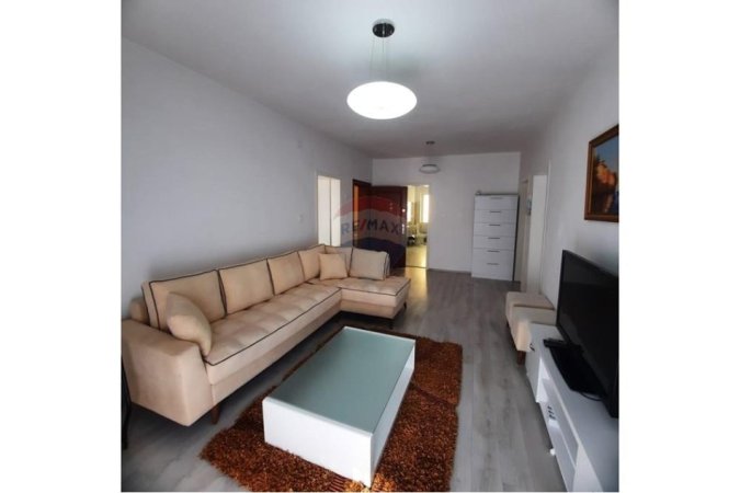 Tirane, jepet me qera apartament 2+1 , 110 m² 900 € (Blloku)