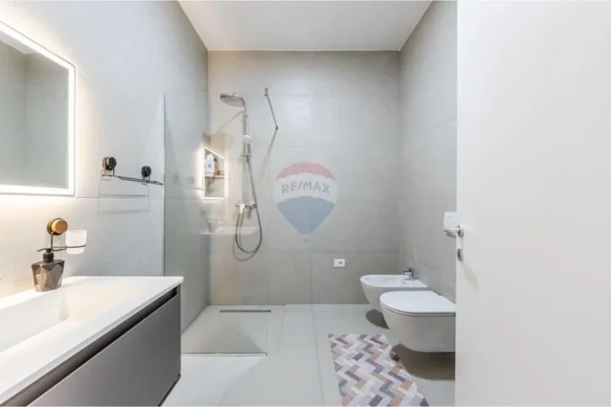 Tirane, jepet me qera apartament 1+1+Ballkon , 70 m² 1.100 € (Rruga e Kavajes)