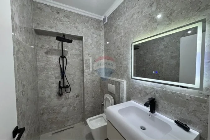 Tirane, shitet apartament 2+1+Ballkon , 75 m² 220.000 € (Rruga e Bogdaneve)