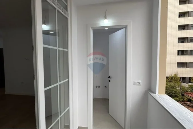 Tirane, shitet apartament 2+1+Ballkon , 75 m² 220.000 € (Rruga e Bogdaneve)