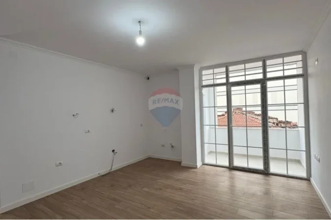 Tirane, shitet apartament 2+1+Ballkon , 75 m² 220.000 € (Rruga e Bogdaneve)