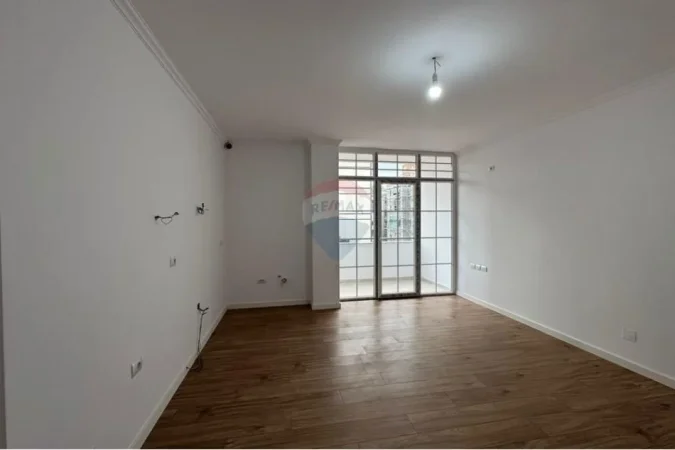 Tirane, shitet apartament 2+1+Ballkon , 75 m² 220.000 € (Rruga e Bogdaneve)