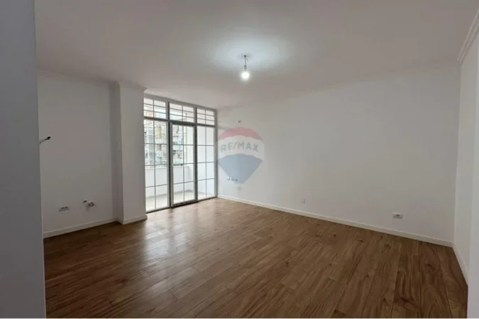 Tirane, shitet apartament 2+1+Ballkon , 75 m² 220.000 € (Rruga e Bogdaneve)