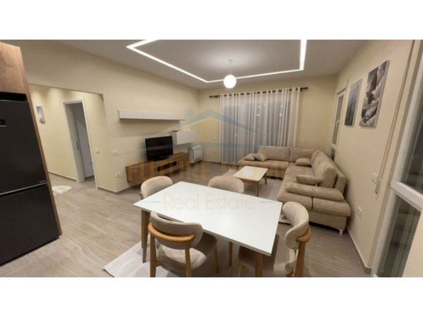 Tirane, jepet me qera apartament 2+1 Kati 4, 106 m² 650 € (kamez perballe bashkise)
