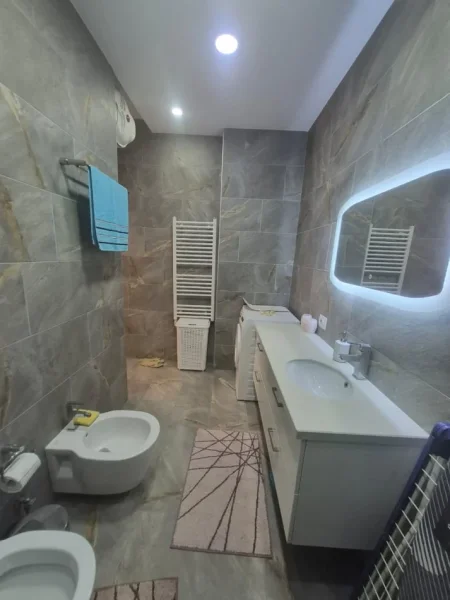 Tirane, jepet me qera apartament 2+1+Ballkon Kati 3, 900 € (Xhamia e Selitës)