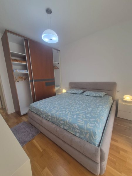 Tirane, jepet me qera apartament 2+1+Ballkon Kati 3, 900 € (Xhamia e Selitës)