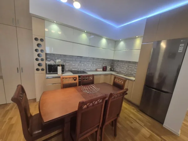 Tirane, jepet me qera apartament 2+1+Ballkon Kati 3, 900 € (Xhamia e Selitës)