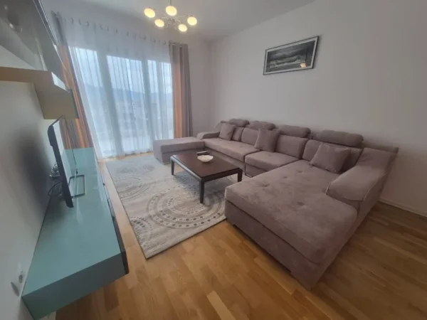 Tirane, jepet me qera apartament 2+1+Ballkon Kati 3, 900 € (Xhamia e Selitës)