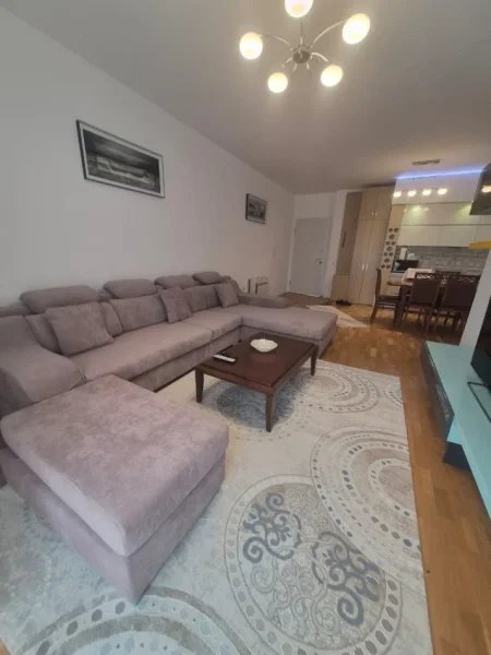 Tirane, jepet me qera apartament 2+1+Ballkon Kati 3, 900 € (Xhamia e Selitës)
