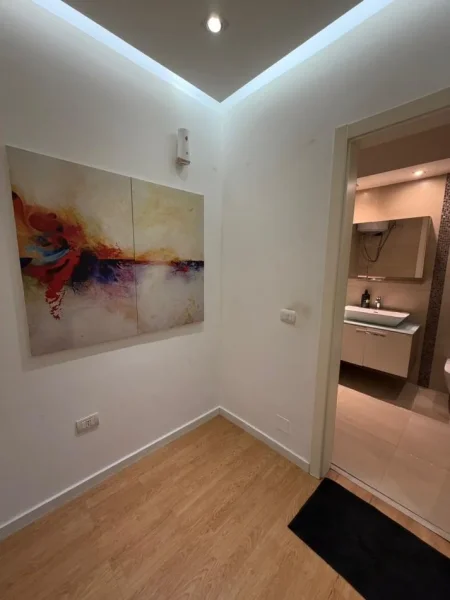 Tirane, jepet me qera apartament 2+1+Ballkon Kati 2, 1.000 € (komune e Parisit)