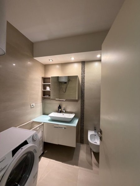 Tirane, jepet me qera apartament 2+1+Ballkon Kati 2, 1.000 € (komune e Parisit)